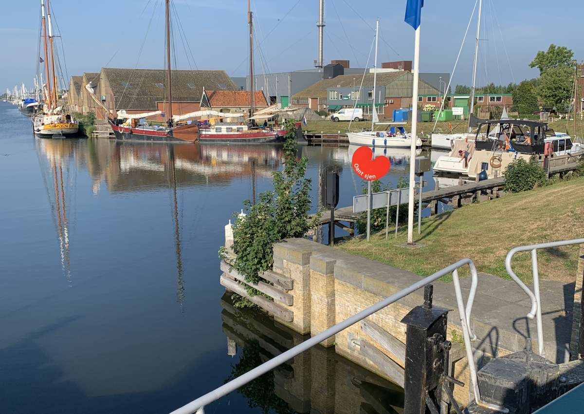 Zeesluis, Workum, brug over buitenhoofd - Bridge in de buurt van Súdwest-Fryslân (Workum)