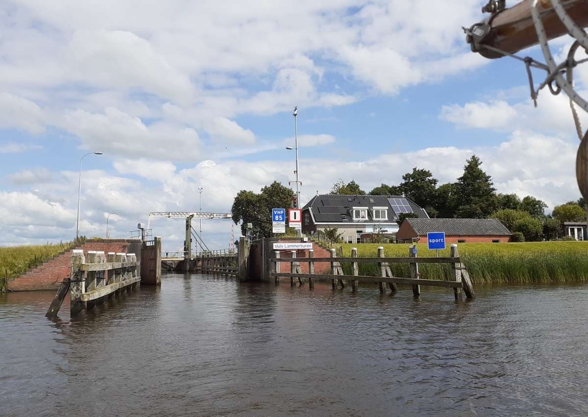 Sluis Lammerburen, brug over benedenhoofd - Bridge in de buurt van Het Hogeland (Zuurdijk)
