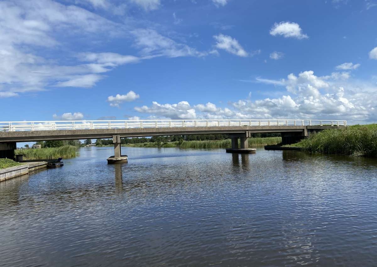Langebrug - Bridge in de buurt van Noardeast-Fryslân (Westergeest)