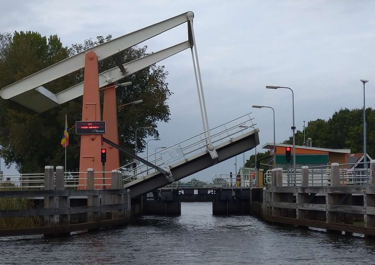 Beukerssluis, brug over bovenhoofd - Bridge in de buurt van Steenwijkerland (Wanneperveen)
