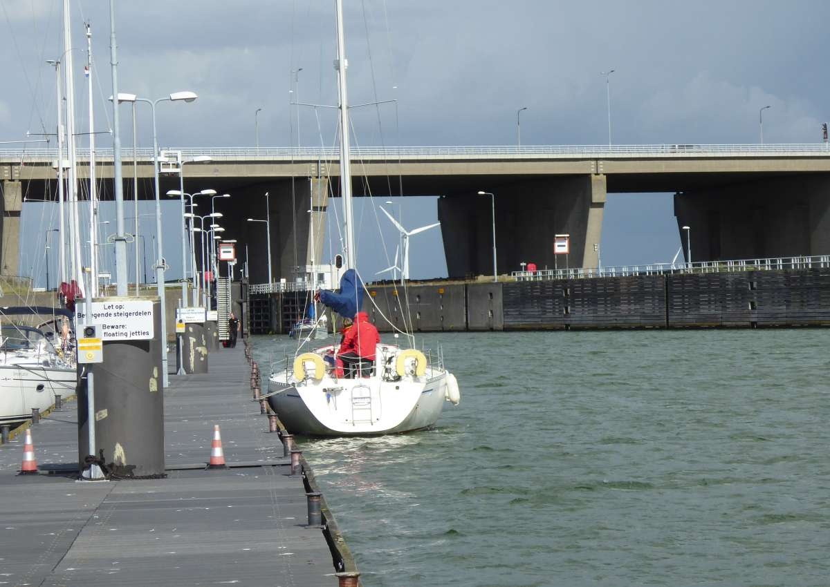 brug over jachtensluis Volkeraksluizen - Bridge in de buurt van Moerdijk (Willemstad)