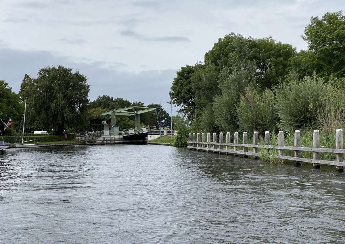 Ronduite, brug - Bridge in de buurt van Steenwijkerland (Wanneperveen)