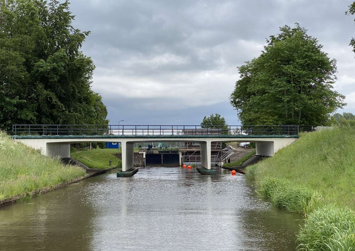 Oosterwolde, brug in de parallelweg N-381 - Bridge in de buurt van Ooststellingwerf (Donkerbroek)