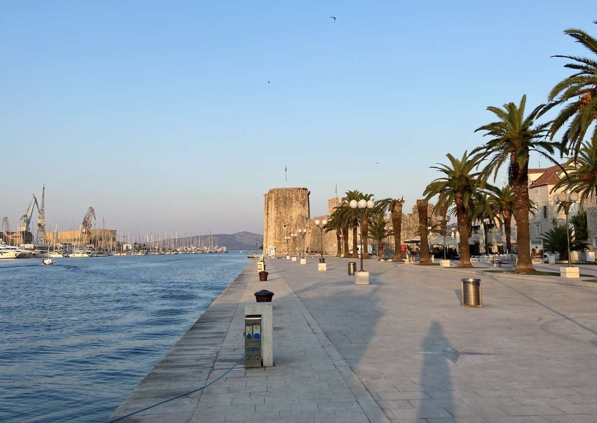 Trogir Stadtkai - Hafen bei Trogir (Balan)
