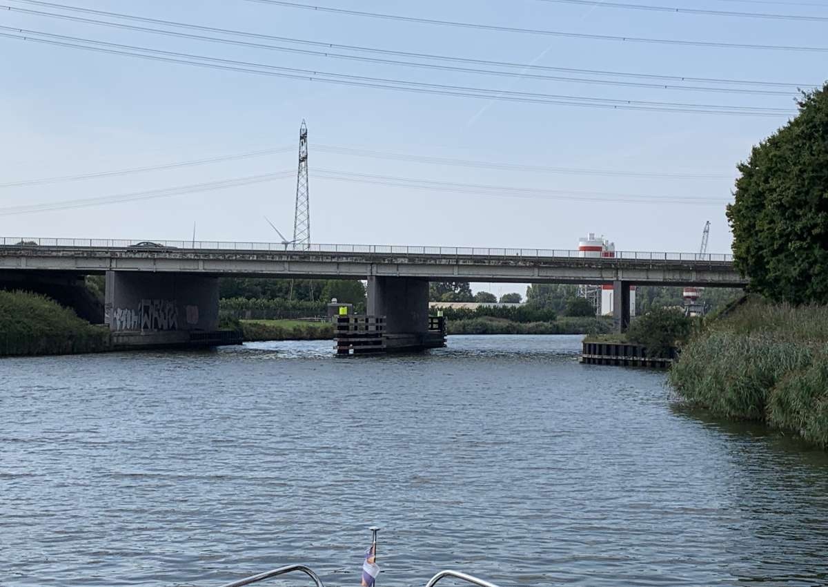 brug in de A17 Standdaarbuiten - Bridge in de buurt van Halderberge (Standdaarbuiten)