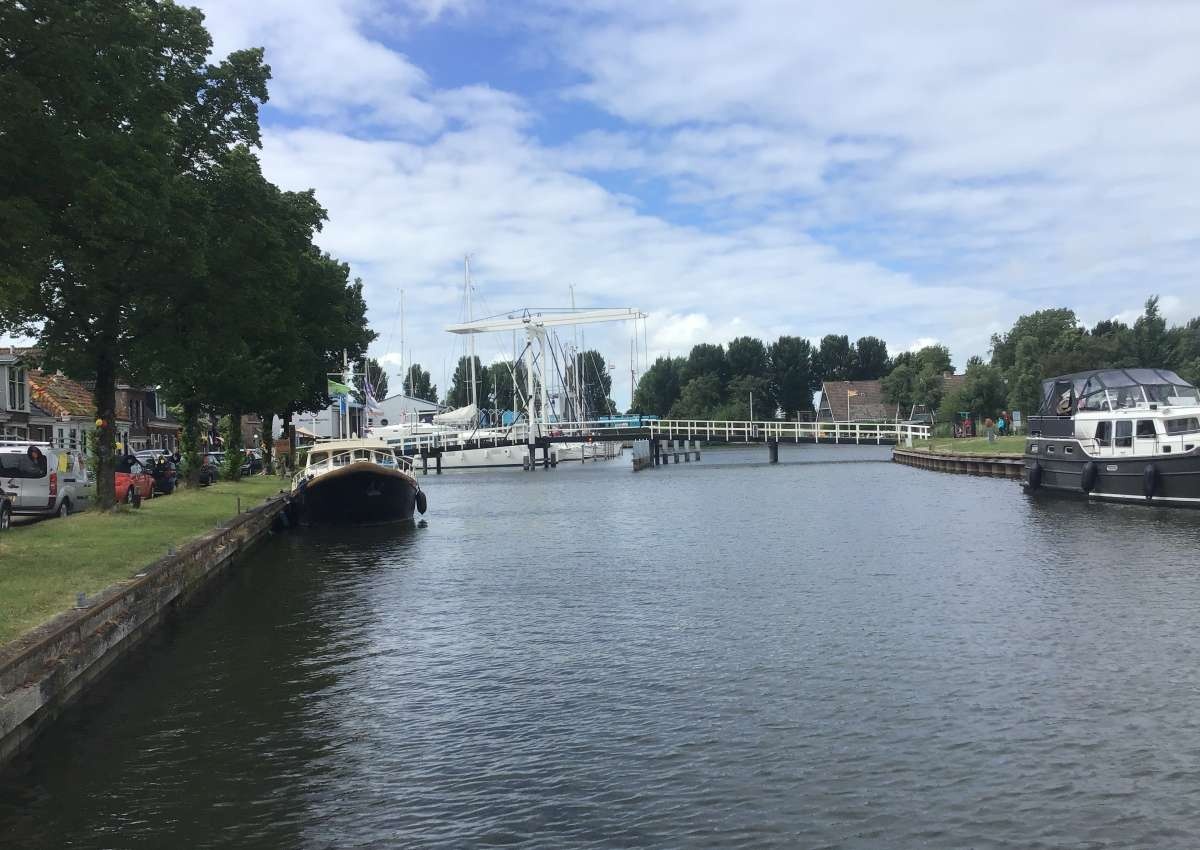 Oude Zeesluis, brug over buitenhoofd - Bridge in de buurt van Súdwest-Fryslân (Stavoren)
