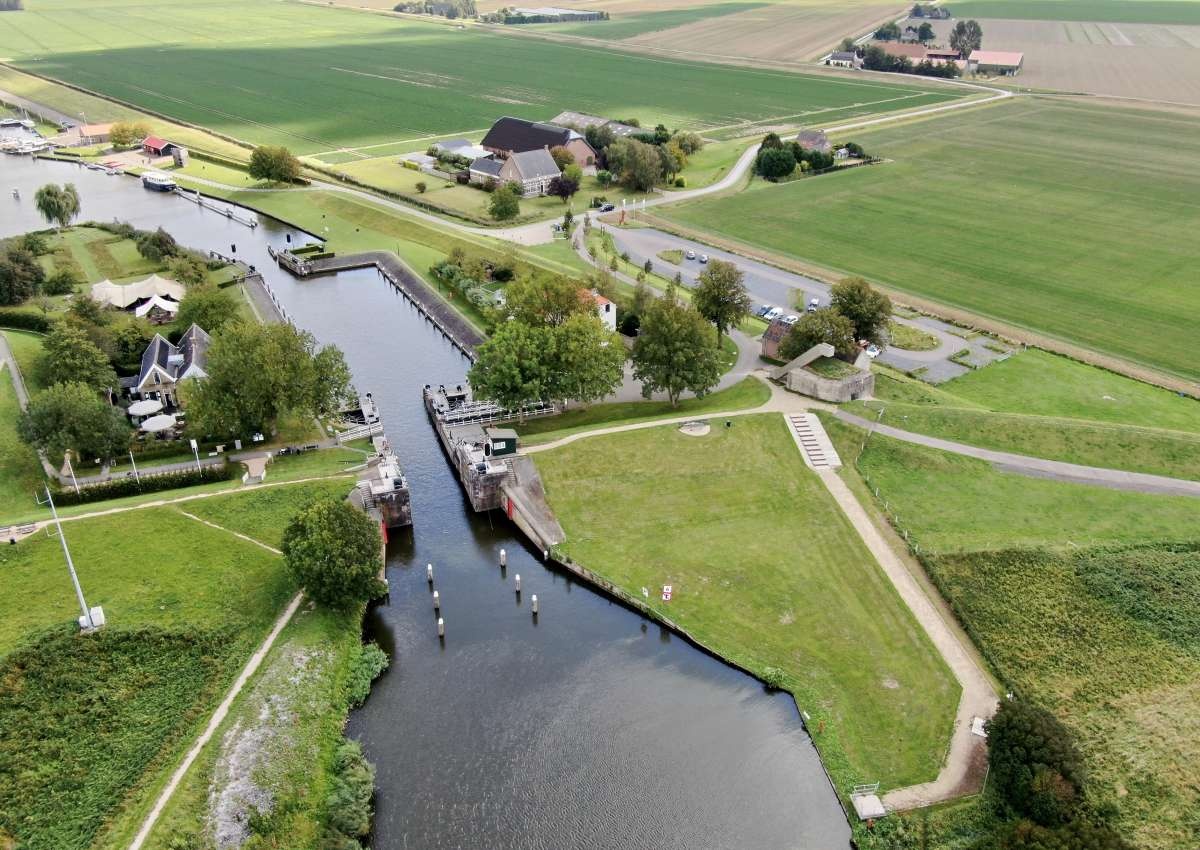 Fietsbrug over het buitenhoofd Benedensas - Bridge in de buurt van Steenbergen (De Heen)