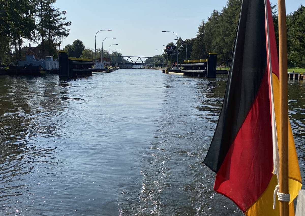 Elbe-Lübeck-Kanal: Schleusenzeitenbetriebszeiten - Navinfo in de buurt van Witzeeze