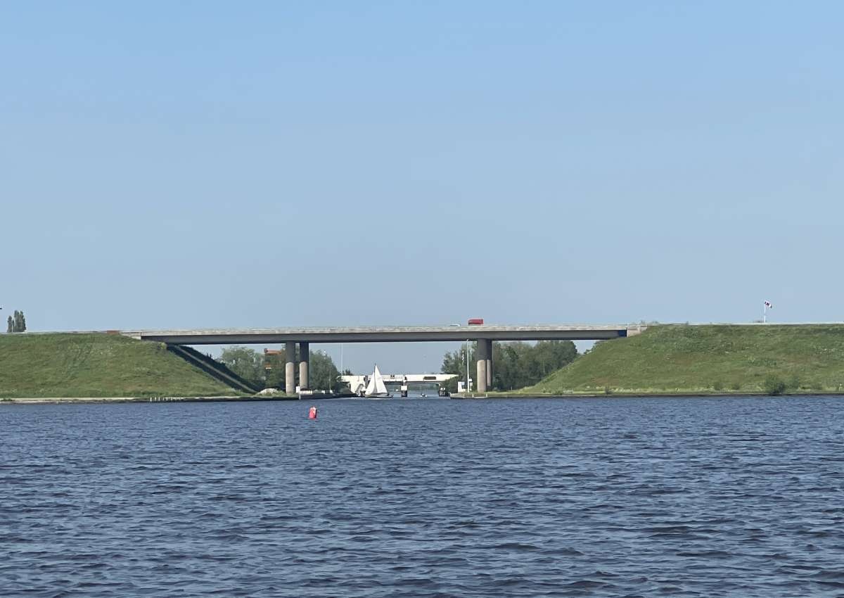 Boornzwaag, brug in de A-7 - Brücke bei De Fryske Marren