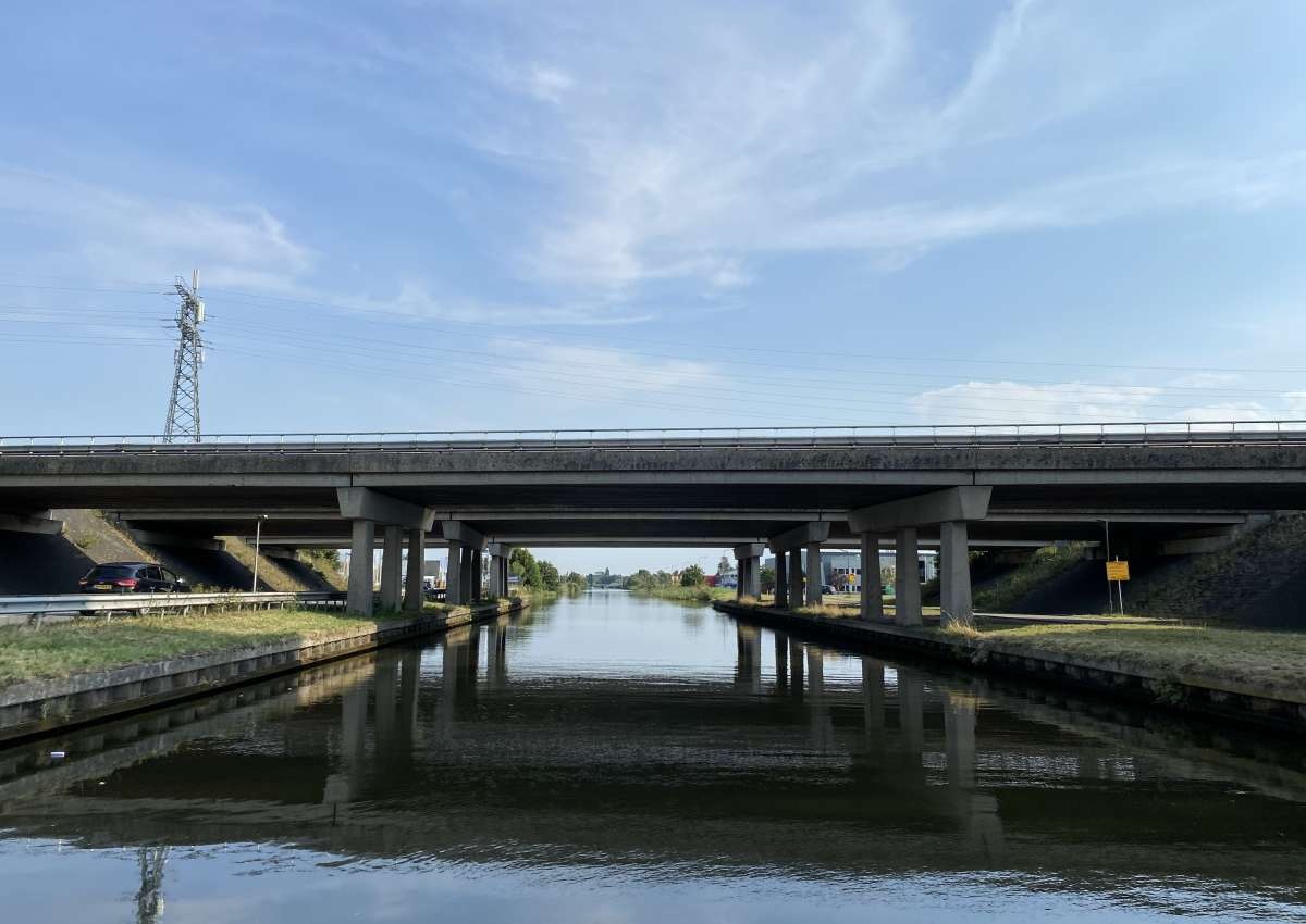 Heerenveen, brug in de A-7 - Bridge in de buurt van Heerenveen