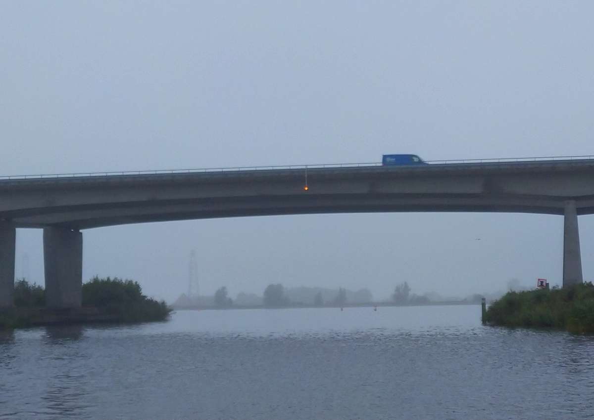 Tjeukemeerbrug, brug in de A-6 - Bridge in de buurt van De Fryske Marren (Oosterzee)