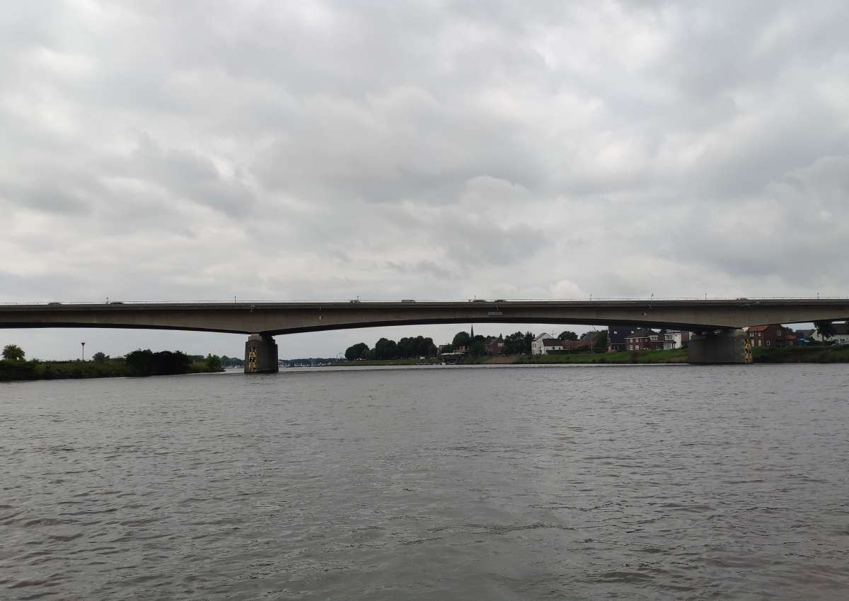 Brug Wessem (in A2) - Bridge in de buurt van Maasgouw (Wessem)