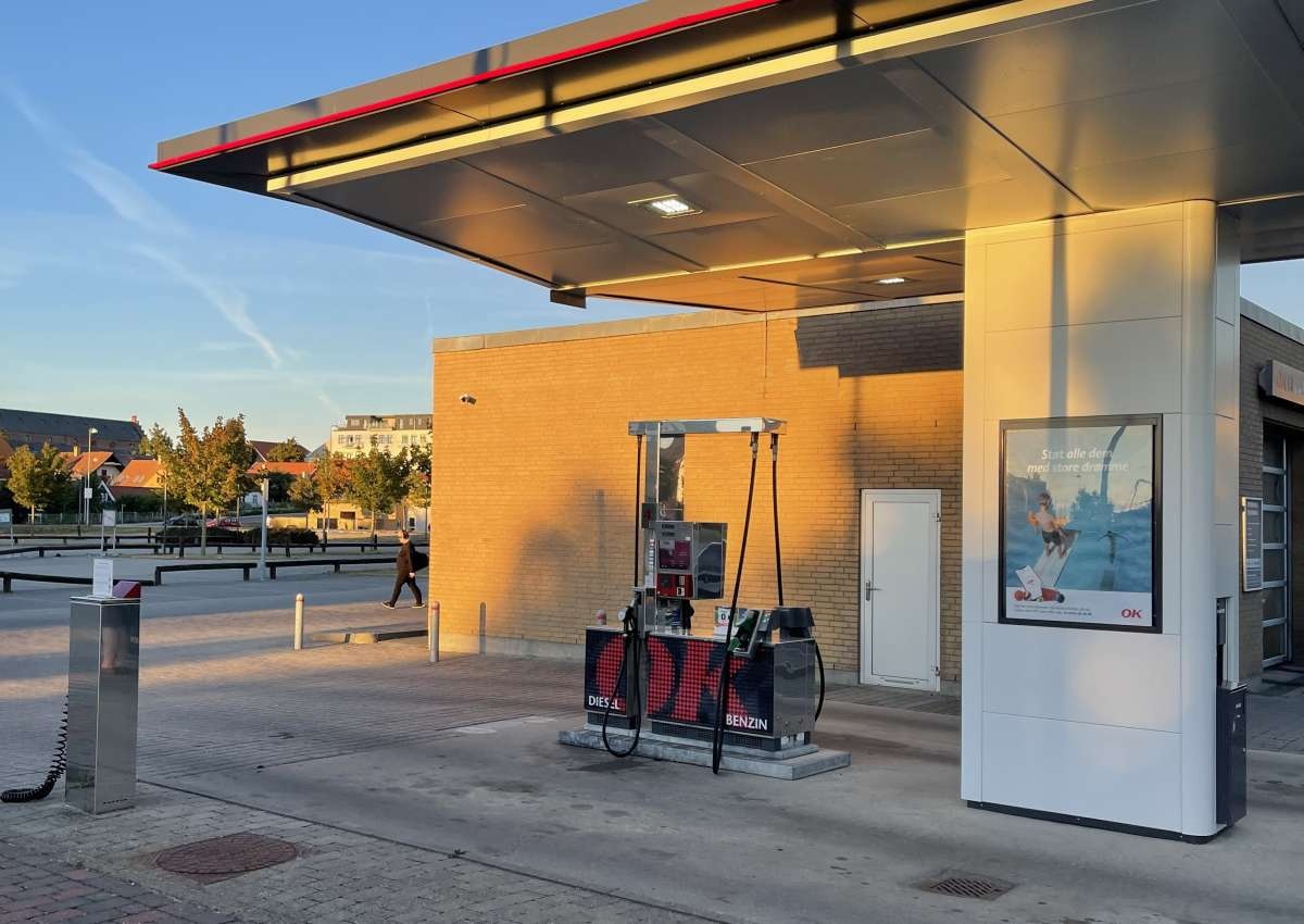Road Fuel Station / Straßen Tankstelle Assens - Tankstelle bei Assens