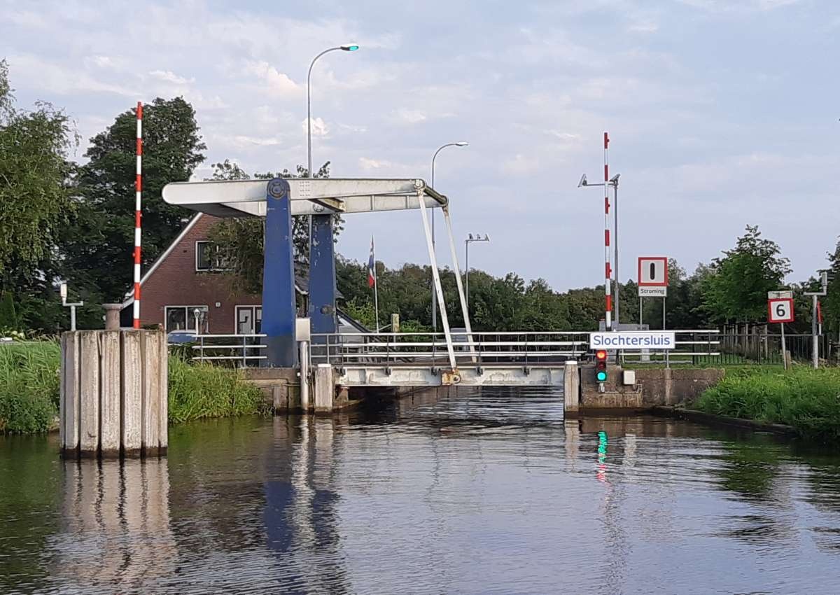 Slochtersluis, brug over bovenhoofd - Bridge in de buurt van Groningen (Lageland GN)
