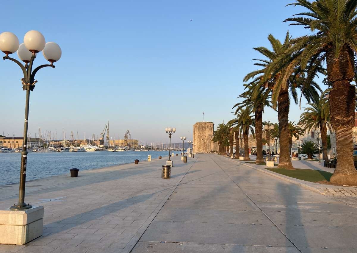 Trogir Stadtkai - Jachthaven in de buurt van Trogir (Balan)