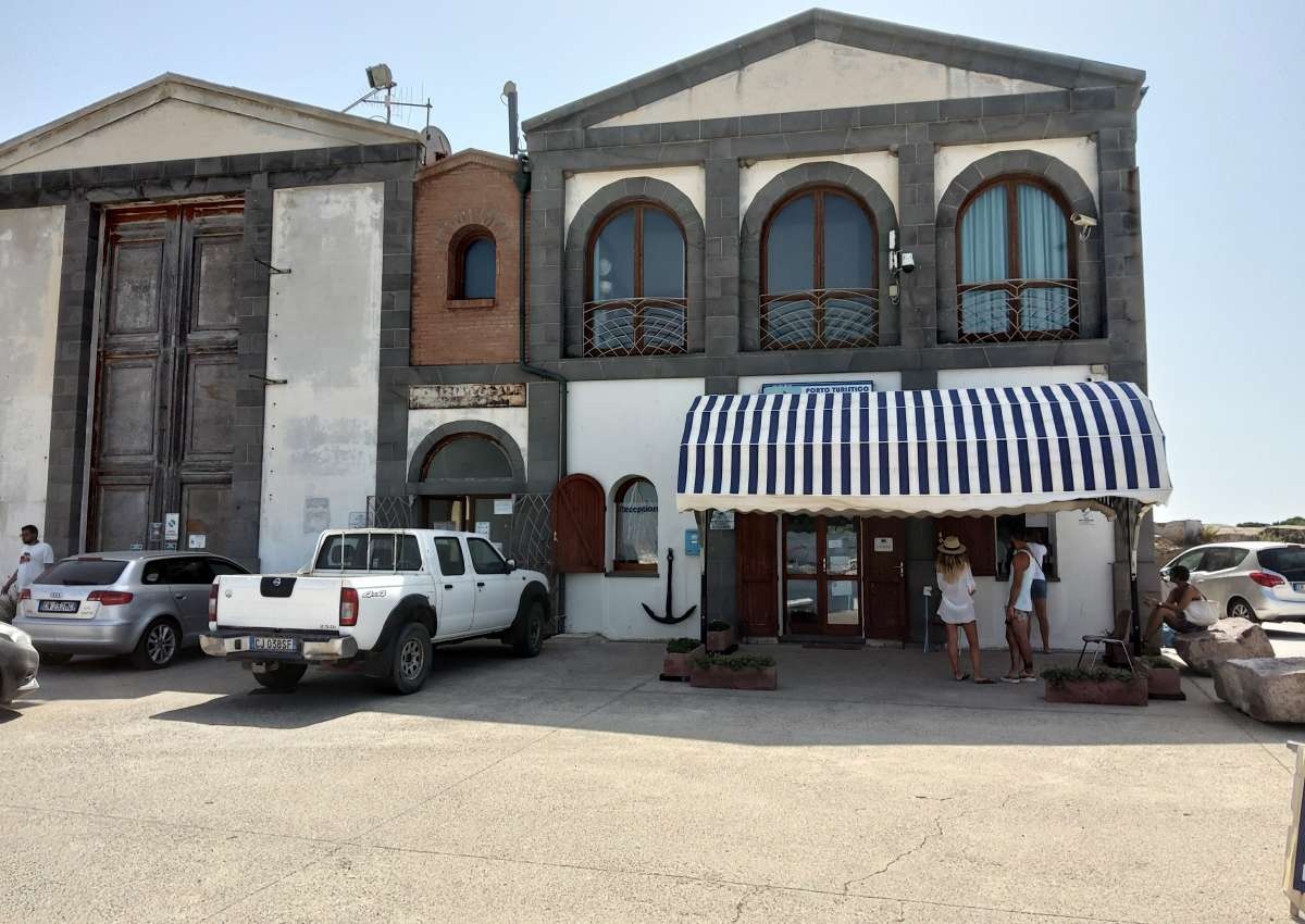 Porto Turistico di Calasetta - Jachthaven in de buurt van Câdesédda/Calasetta