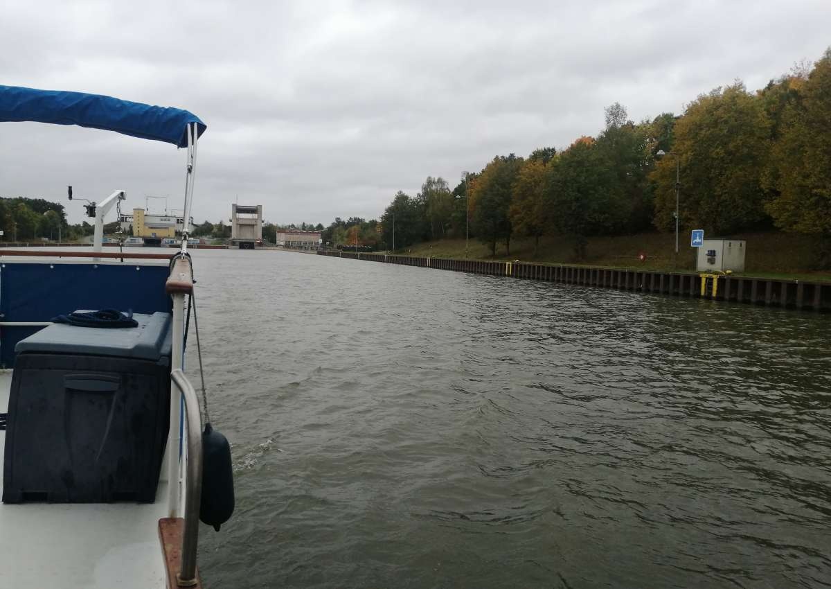 Wartestelle für Sportboote unmittelbar südlich der Brücke - Navinfo in de buurt van Wrestedt