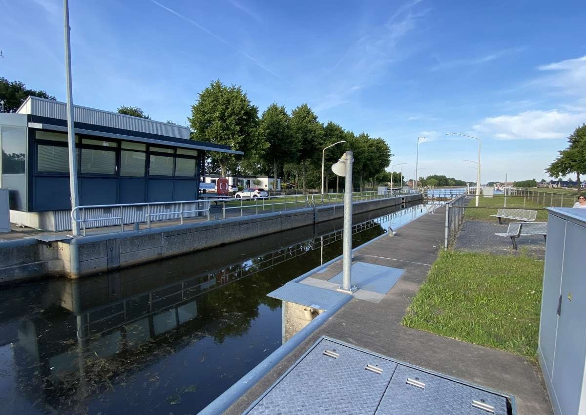 Nieuwe Brugsluis, brug over benedenhoofd - Bridge in de buurt van Hoogeveen