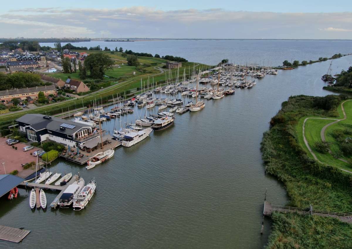 Koninklijke Nederlandsche Zeil- en Roeivereeniging (KNZ&RV) • Royal Netherlands Yacht Club (RNYC) - Marina près de Gooise Meren (Muiden)